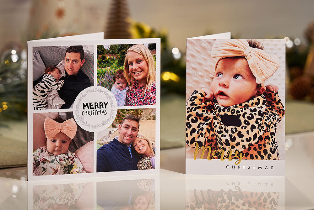Vrolijke kerstkaartgroeten met diverse foto's, waaronder een kaart met een coole luipaardprint outfit