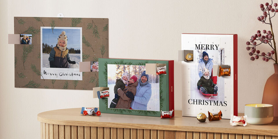Deux images de Noël festives avec du chocolat et des décorations sur une table.