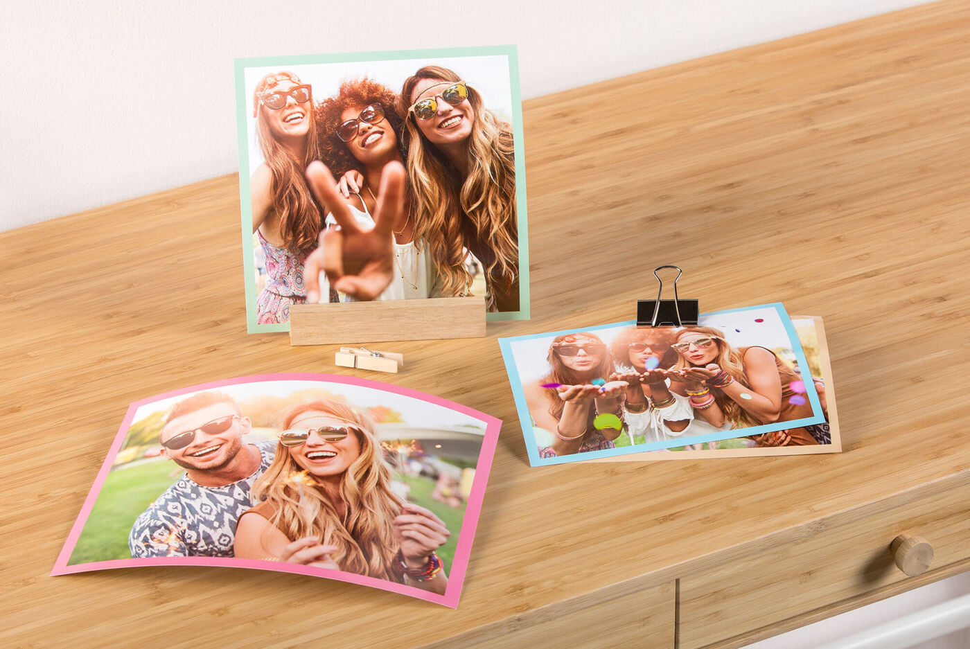 Photos colorées de personnes joyeuses sur une table