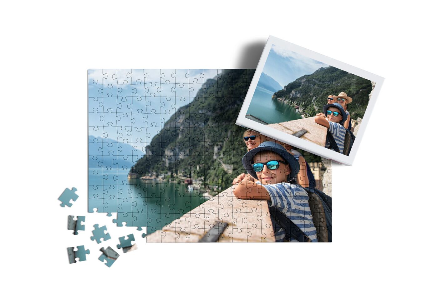 Puzzle photo représentant une famille au bord d'un lac avec des montagnes en arrière-plan, à côté de la photo de référence.