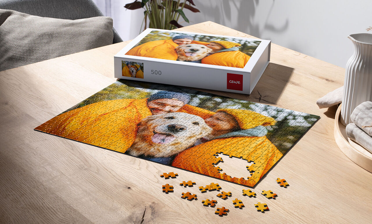 Jeu de puzzle avec une image de famille heureuse et d'un chien en manteaux jaunes