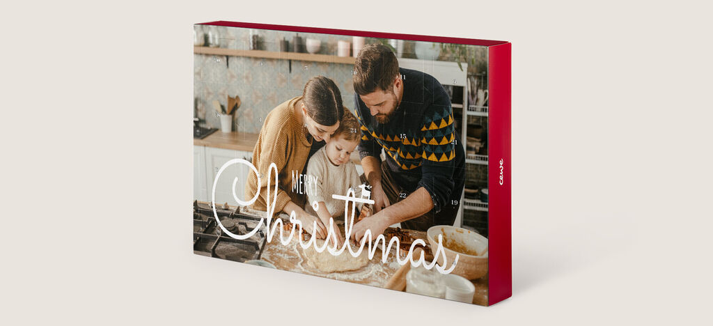 Un couple prépare des biscuits de Noël dans une cuisine cosy