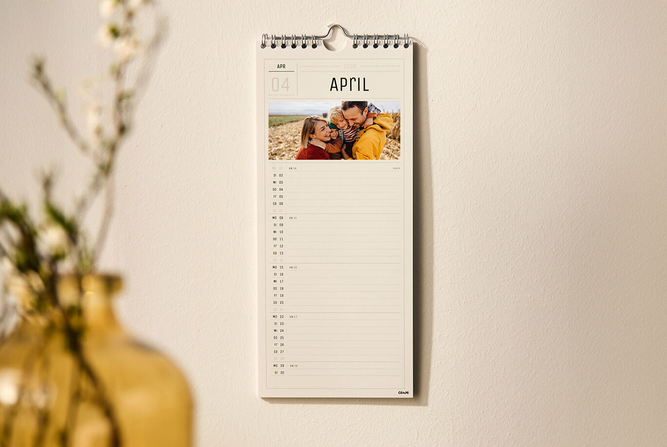 Calendrier avec photo d'un couple joyeux pour le mois d'avril.