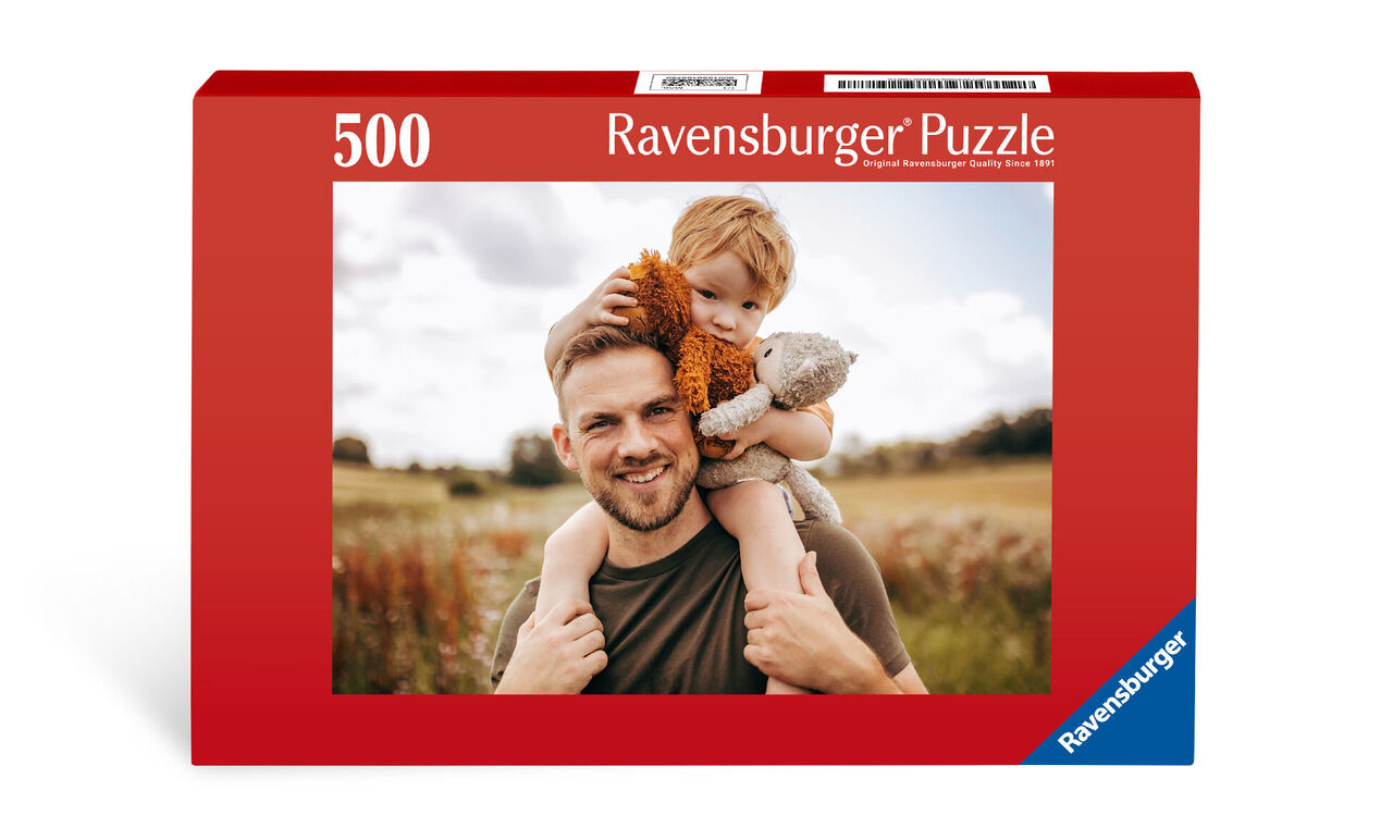 Un puzzle Ravensburger de 500 pièces, montrant une merveilleuse scène : un adulte porte un enfant sur ses épaules, entouré de nature.