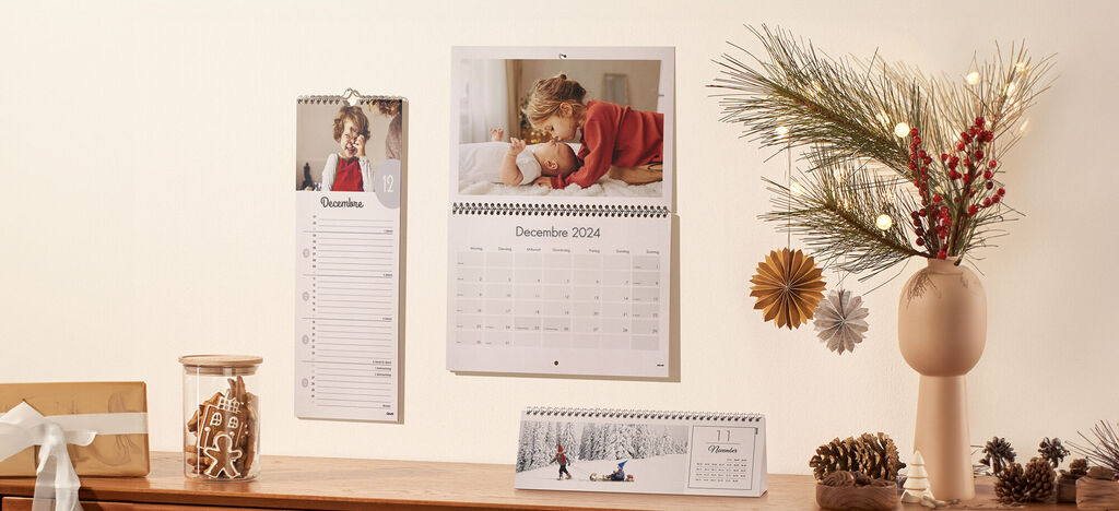 Un magnifique calendrier avec photos personnelles dans une pièce cosy. Il montre des moments tendres et des éléments festifs.