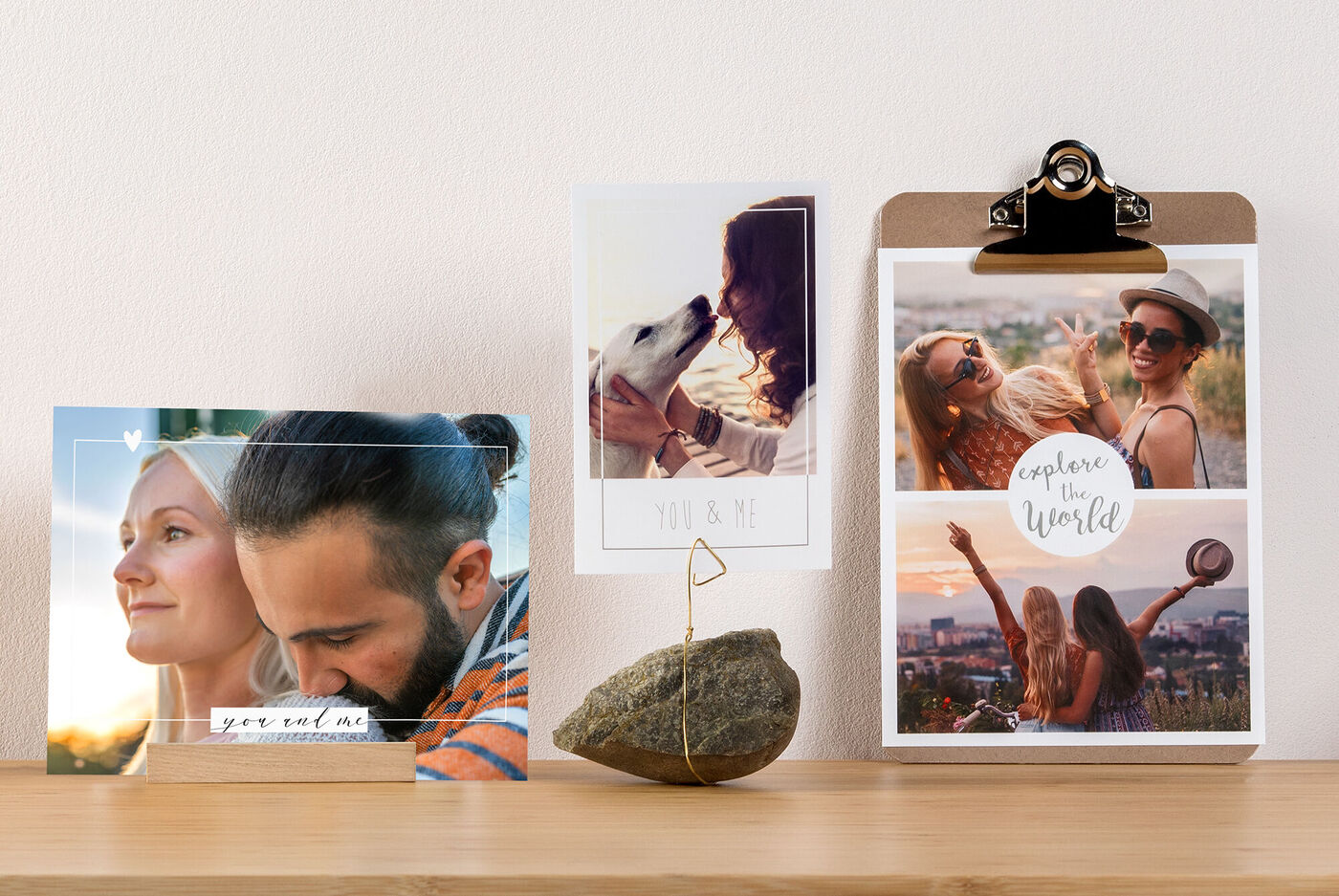 Trois belles photos sur une surface en bois. À gauche une personne avec un paysage, au centre une personne avec un chien, à droite deux femmes riant ensemble.
