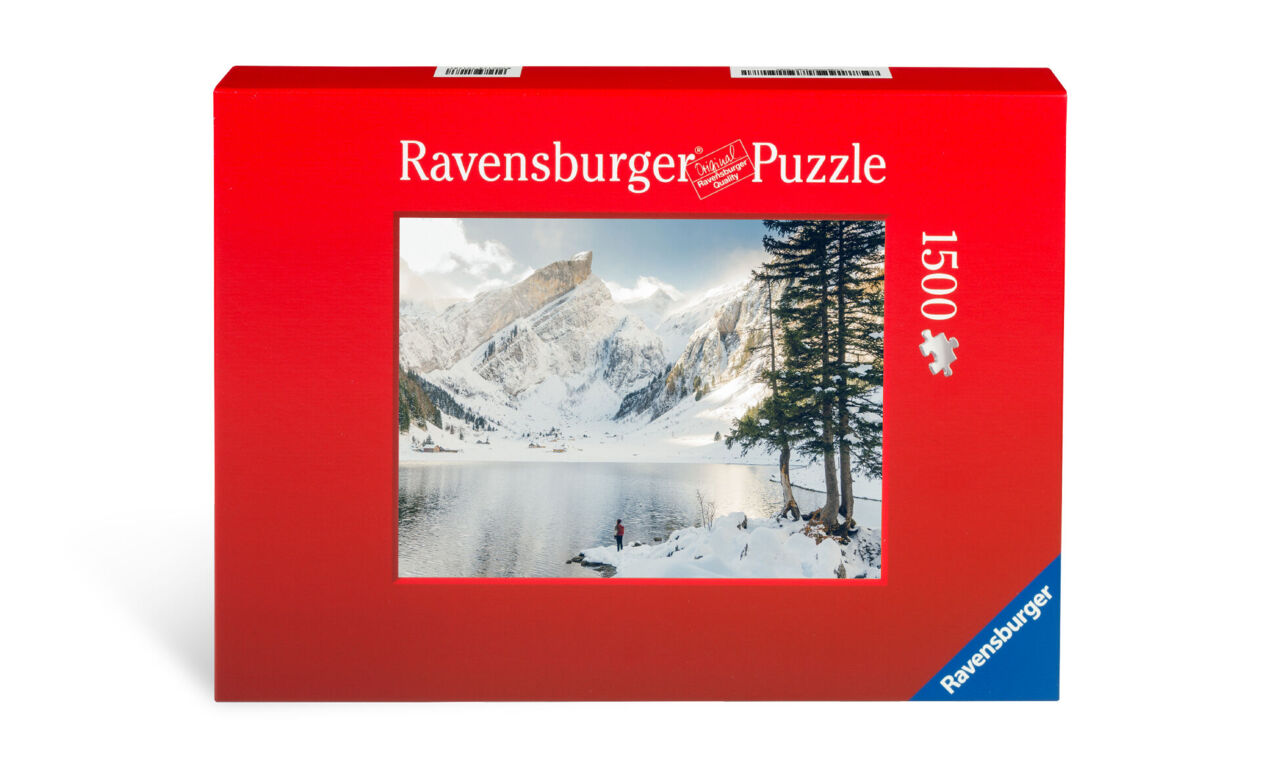 Boîte de puzzle Ravensburger avec un lac de montagne et de la neige.