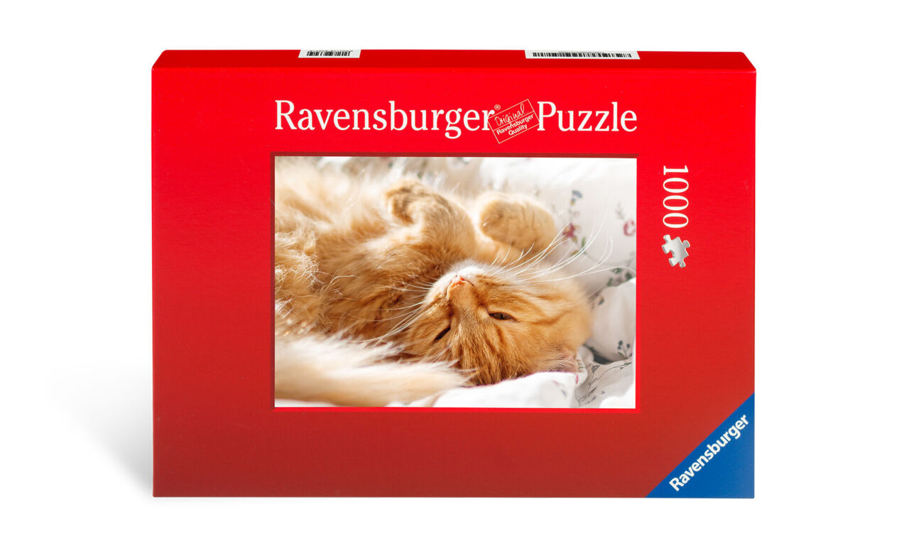 Puzzle Ravensburger avec un mignon petit chat dormant.