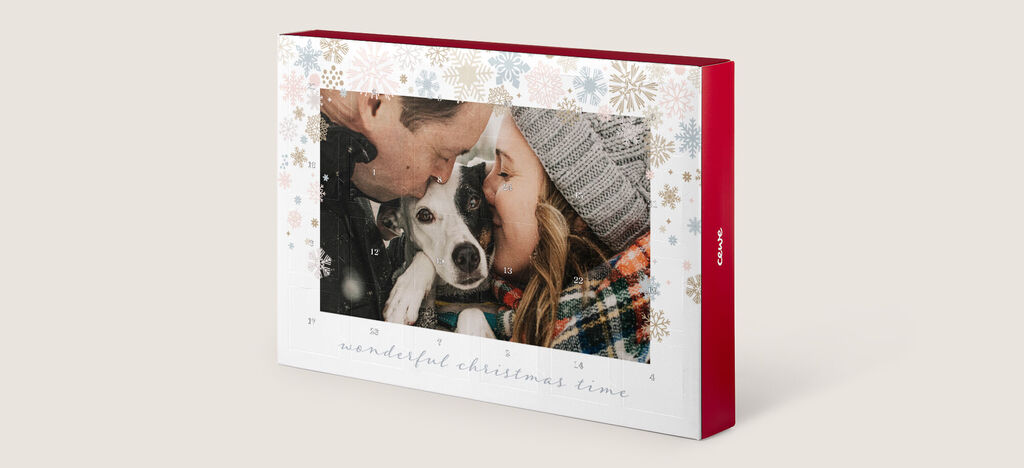 Une famille et son chien posent tendrement devant un album photo plein de souvenirs.
