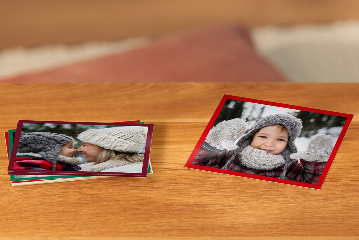 Twee foto's op een tafel die bijzondere momenten laten zien.