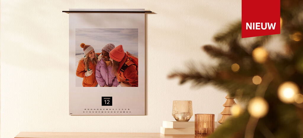 Prachtige wandkalender met een familiefoto van drie mensen die lachend omringd zijn door kerstdecor.