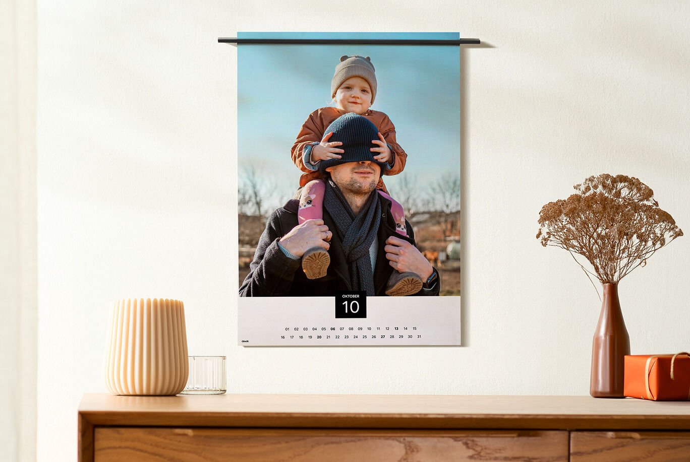 Foto kalender aan de muur met kind op schouders van volwassene